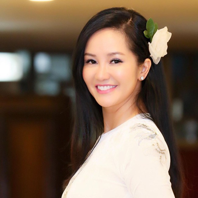 Ca sĩ Hồng Nhung.