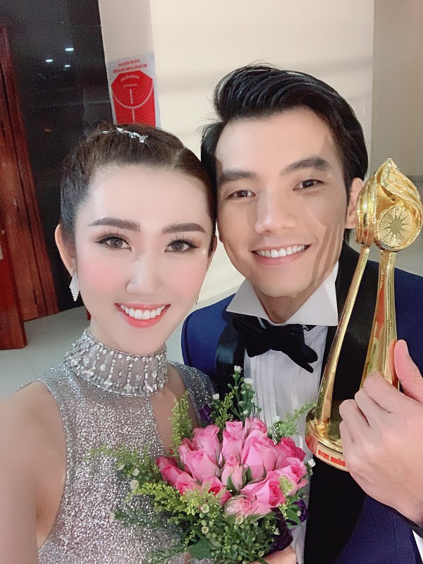 Diễn viên Nhan Phúc Vinh chúc mừng Thúy Ngân có một vai diễn thành công trong năm 2018.