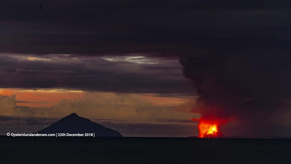 
Cảnh tượng núi lửa phun trào dữ dội đăng tải trên Facebook một người dân Indonesia.
