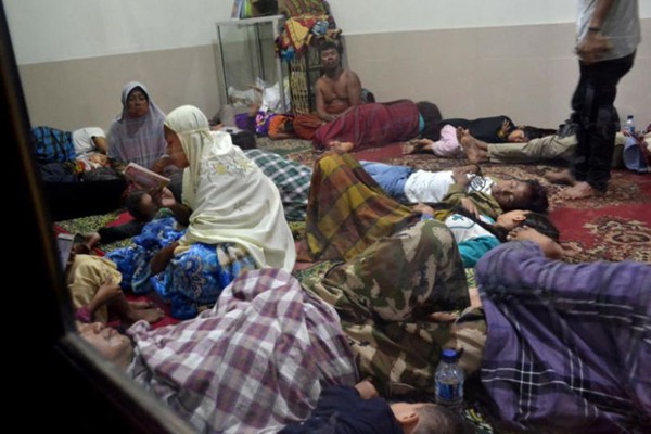 
Nạn nhân sống sót được sơ tán trong các trung tâm y tế. Ảnh: Straitstimes
