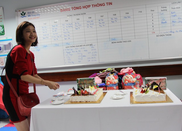 
Chị Ngô Thị Lệ Quyên, đại diện CLB Teo mật bẩm sinh chuẩn bị bánh gato và quà để trao tặng đến các bệnh nhi.
