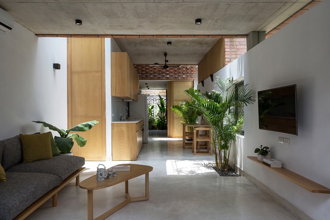 Sự thay đổi của cao độ trần tầng một kết hợp với giếng trời cũng góp phần tạo cảm giác thoáng đãng và dễ chịu dù không gian dài và hẹp.