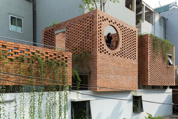 Tầng hai được chia ba khối riêng biệt, một khối phòng kín là phòng ngủ bố mẹ, hai khối mở là vườn trồng cây. Ba khối kết nối bởi hai chiếc cầu đi trên giếng trời kính.