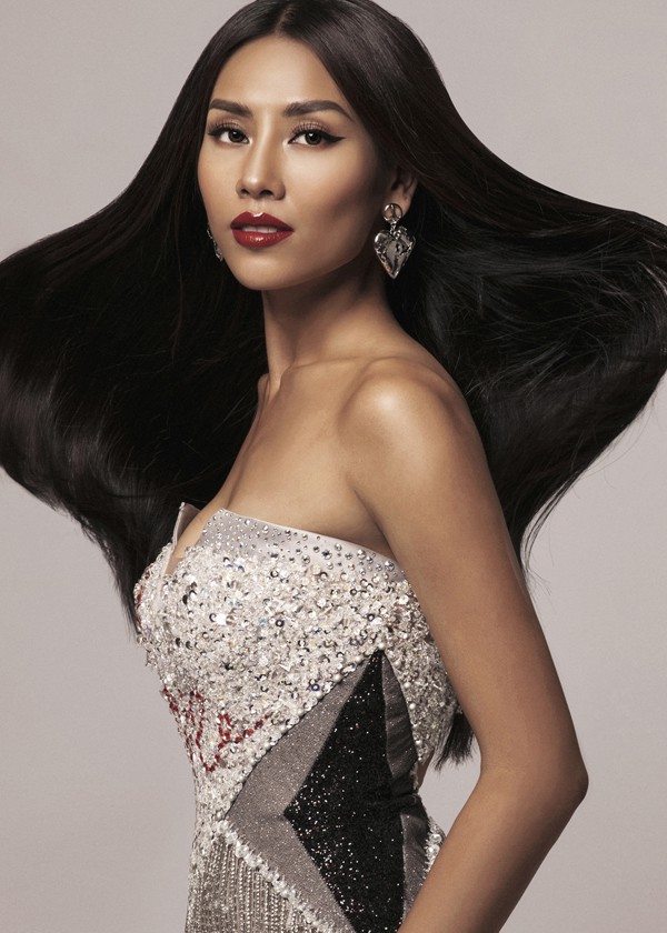 
Nguyễn Thị Loan hãnh diện về mái tóc khỏe đẹp của mình. Bí quyết để có mái tóc đẹp của cô chính là chọn sản phẩm chăm sóc tóc phù hợp và giữ cho cơ thể luôn khỏe mạnh.
