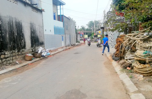 Con đường xảy ra hỗn chiến giữa hai nhóm thanh niên. Ảnh: Nguyễn Khoa.