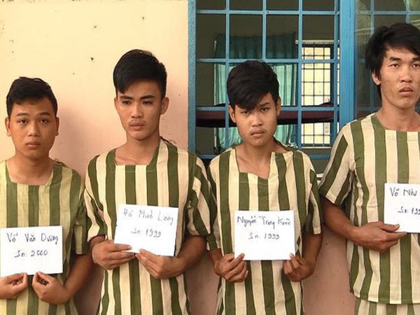 Dũng cùng ba người bạn bị Công an thị xã Tân Uyên bắt giữ.