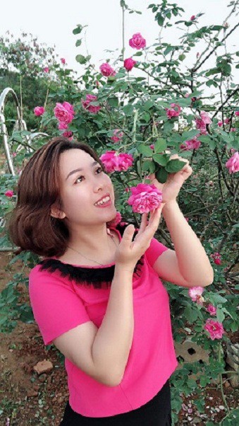 
Vườn hồng Nguyệt Điền nằm cạnh Quốc lộ 6, thuận tiện cho khách đến tham quan, mua hoa

