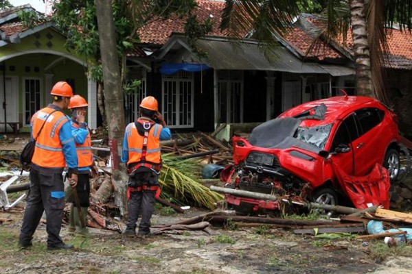 Lực lượng cứu hộ đang gặp khó khăn khi thời tiết Indonesia không ủng hộ.