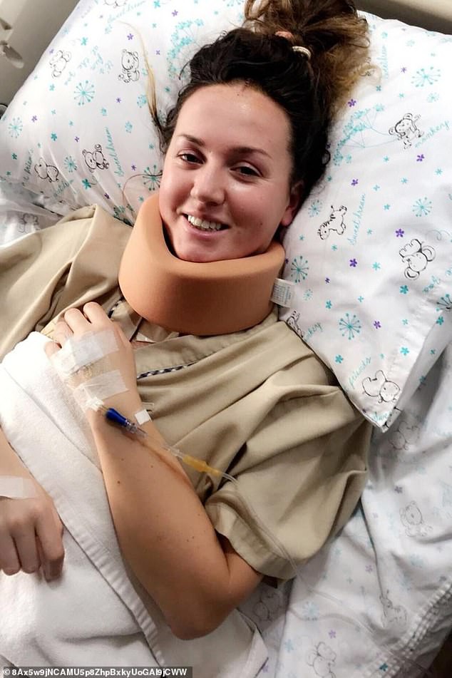 Sophie Wilson, 24 tuổi, bị gãy cổ 2 phần và không thể sử dụng chân sau vụ tai nạn tại bể bơi