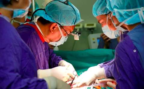 ác bác sĩ bệnh viện Việt Đức thực hiện lấy tạng và ghép phổi. Ảnh: BVCC