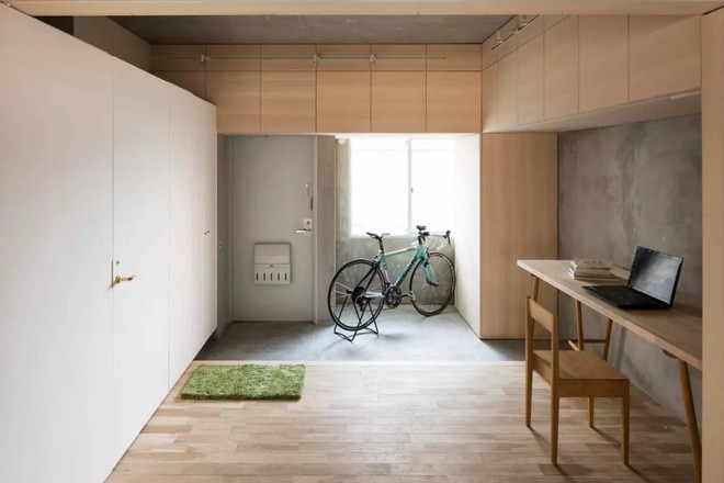 Căn hộ với rất nhiều ngăn tủ, tủ gắn sát trần, tủ âm tường, tủ ở góc phòng… Tất cả được kết nối một cách khéo léo và ăn ý từ màu sắc đến chất liệu để mang đến vẻ đẹp thanh lịch, gọn xinh và không kém phần gần gũi và bình dị.