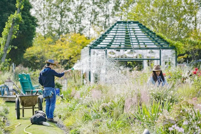 Không gian khu vườn rộn ràng hoa lá.