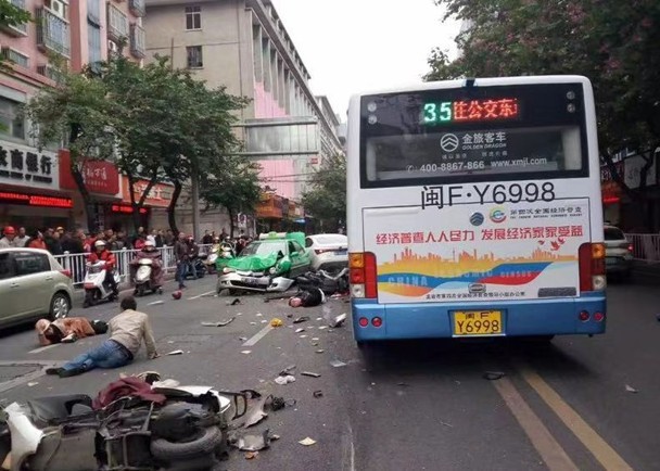 Kẻ tấn công được cho là có cầm dao đã lao lên xe buýt và đe doạ hành khách, gây ra cảnh hoảng loạn.