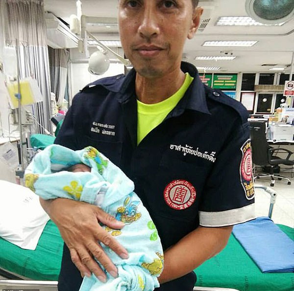 Em b&eacute; bị bỏ rơi ở chợ Thawi Wathana, Bangkok, Th&aacute;i Lan được đưa đến bệnh viện chăm s&oacute;c.