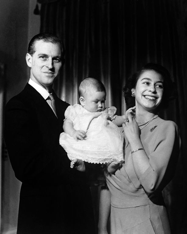 Hình ảnh Thái tử Charles hồi nhỏ bên cạnh cha mẹ được Nữ hoàng đặt gần mình nhất.