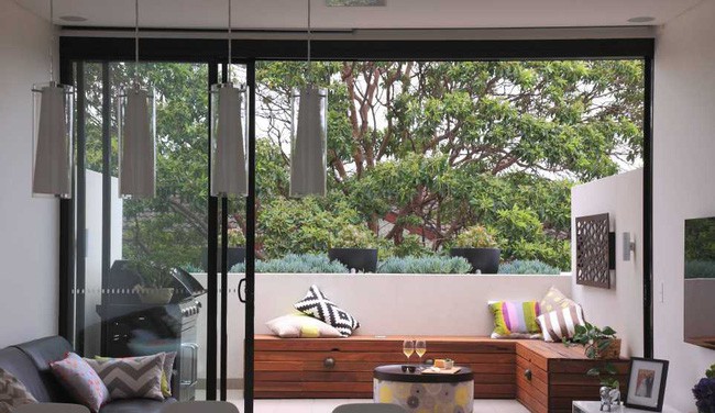 Ghế có khu lưu trữ được đưa vào không gian thực hiện gấp đôi nhiệm vụ, bao gồm lưu trữ và làm chỗ ngồi.