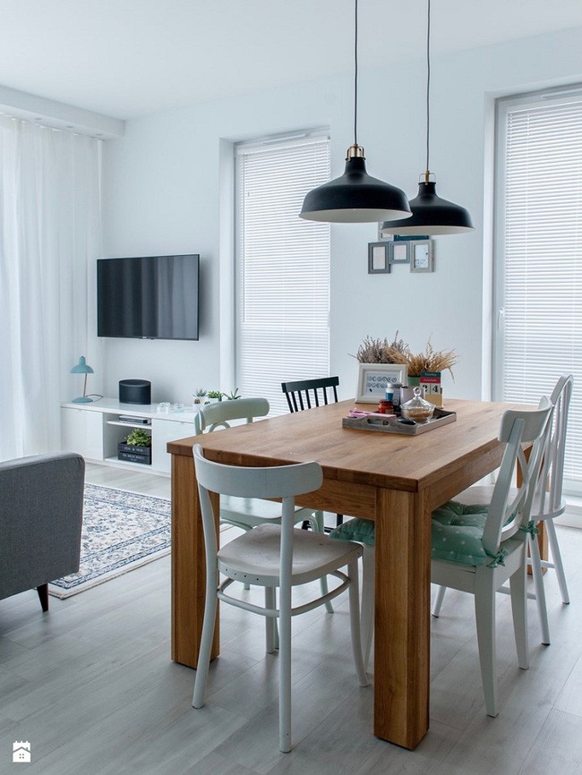 Ngay cạnh khu vực ăn uống là bàn ăn nhỏ dành cho 5 người với chất liệu gỗ tạo cảm giác ấm áp. Với việc dùng màu sắc xanh pastel làm điểm nhấn cô gái đã khéo léo kết hợp điều đó qua tấm nệm của ghế ngồi.