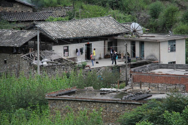 Ngôi nhà dột nát, cũ kỹ trước khi cải tạo.