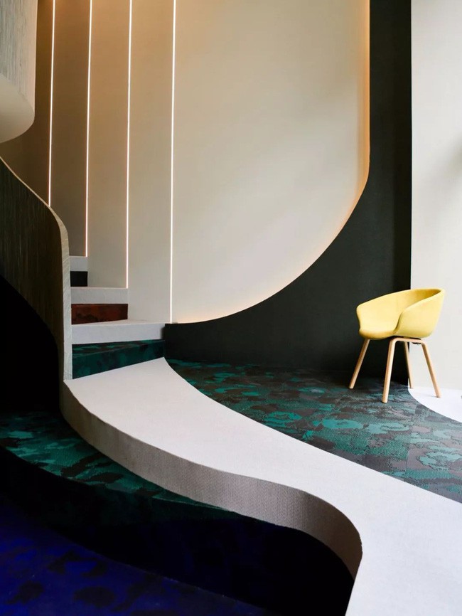 Đường quanh co uốn khúc dẫn lối lên cầu thang.