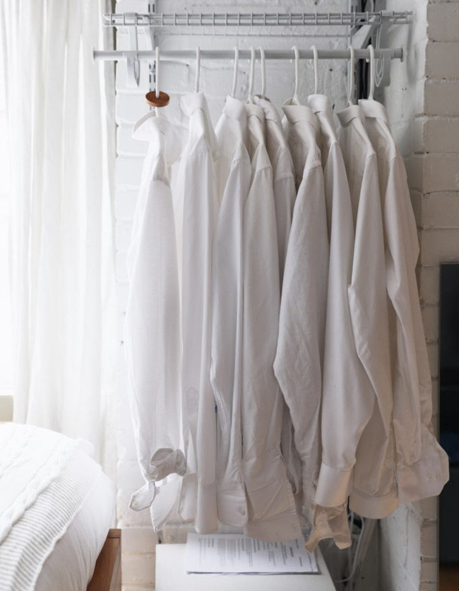 Bên cạnh giường được thiết kế thanh treo đồ tiện lợi.