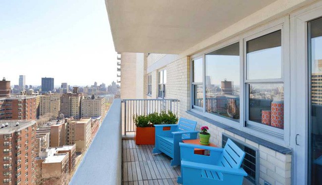 Khi bạn không có nhiều không gian, hãy sử dụng bàn ghế có hình dạng khác thường để tạo trực quan thú vị.