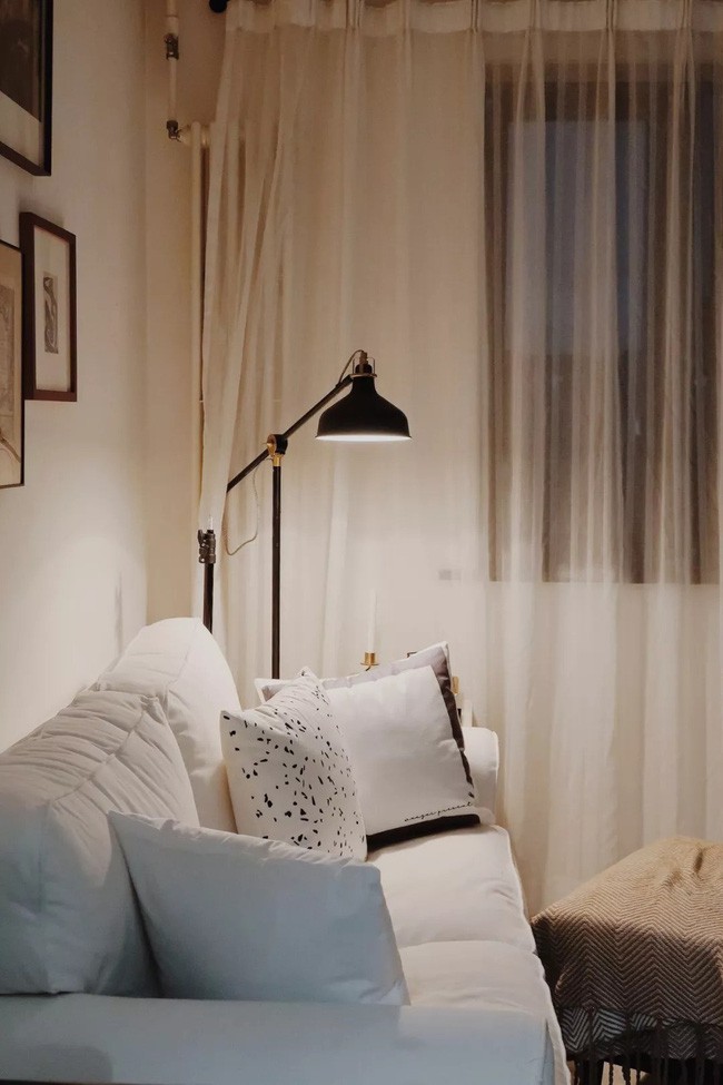 Để tạo ánh sáng ấm áp vào ban đêm, chủ nhân của căn hộ đã khéo léo đặt thêm đèn đứng với màu vàng.