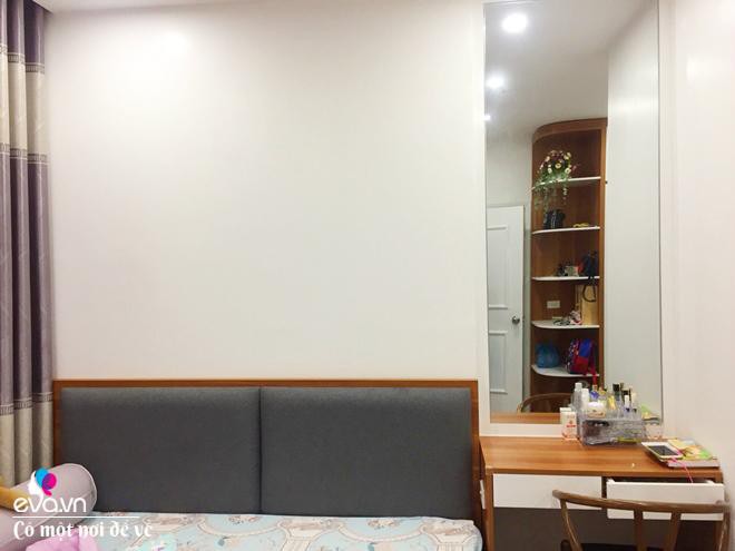 Căn nhà có diện tích nhỏ nên khu vực 2 phòng ngủ vẫn được gia đình anh Thịnh giữ nguyên. Anh sử dụng các kệ tủ để để đồ đạc.