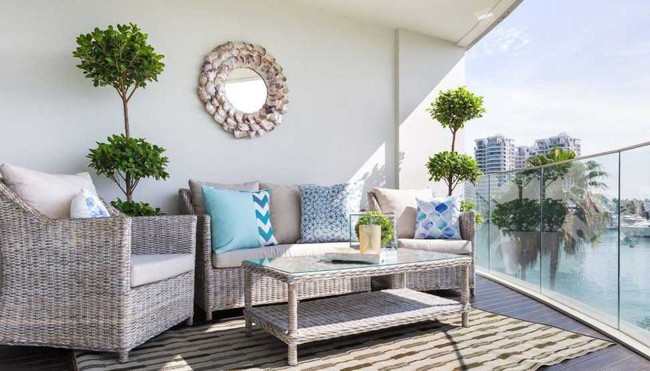 Thêm một tấm thảm mang lại cảm giác về chiều sâu và sự phức tạp cho không gian.