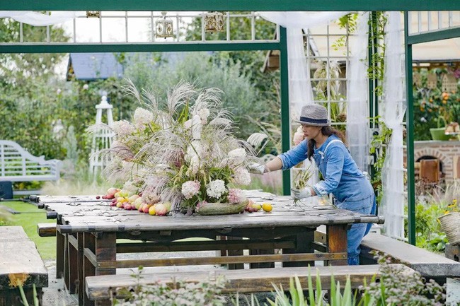 Khu vườn còn được thiết kế nơi dành cho việc chuyện trò, thưởng trà, hóng mát.