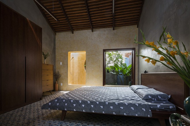 Phòng ngủ nhìn ra khoảng vườn nhỏ xanh mướt.