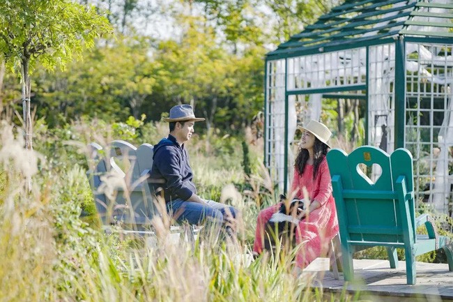 Cả gia đình thường thảnh thơi hơn vào những buổi chiều, ngắm nhìn không gian sống của mình bên tiếng chim hót rộn ràng, bên ánh nắng vàng ruộm nhưng không quá chói chang, tận hưởng cuộc sống thật đẹp, chậm rãi và yên bình theo cách mà họ yêu thích.