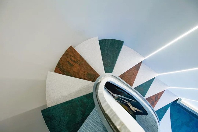 Cầu thang đặc biệt từ màu sắc đến hình khối.