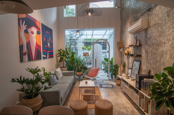 Không gian phòng khách - bếp thiết kế mở với nội thất nhỏ gọn, xinh xắn.