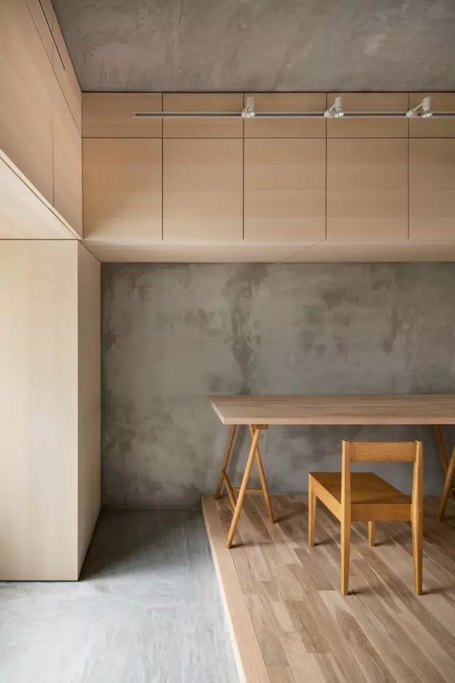 Chỉ có hai màu cơ bản, màu của sàn gỗ và màu của bê tông, hai gam màu kết hợp hài hòa để tăng thêm nét đẹp dung dị nhưng cũng đầy cuốn hút.