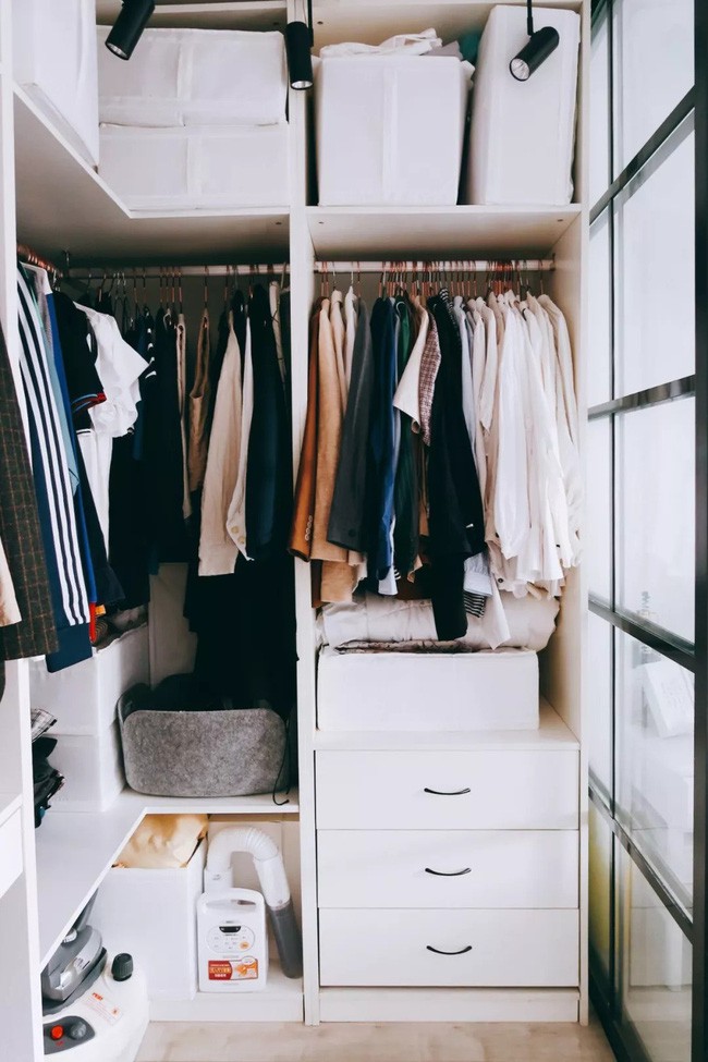 Một phần diện tích của phòng ngủ được thiết kế tủ đựng đồ.