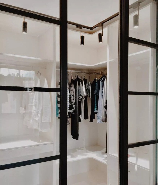 Ngăn cách khu vực để đồ với các khu vực khác bằng cửa kính trượt.