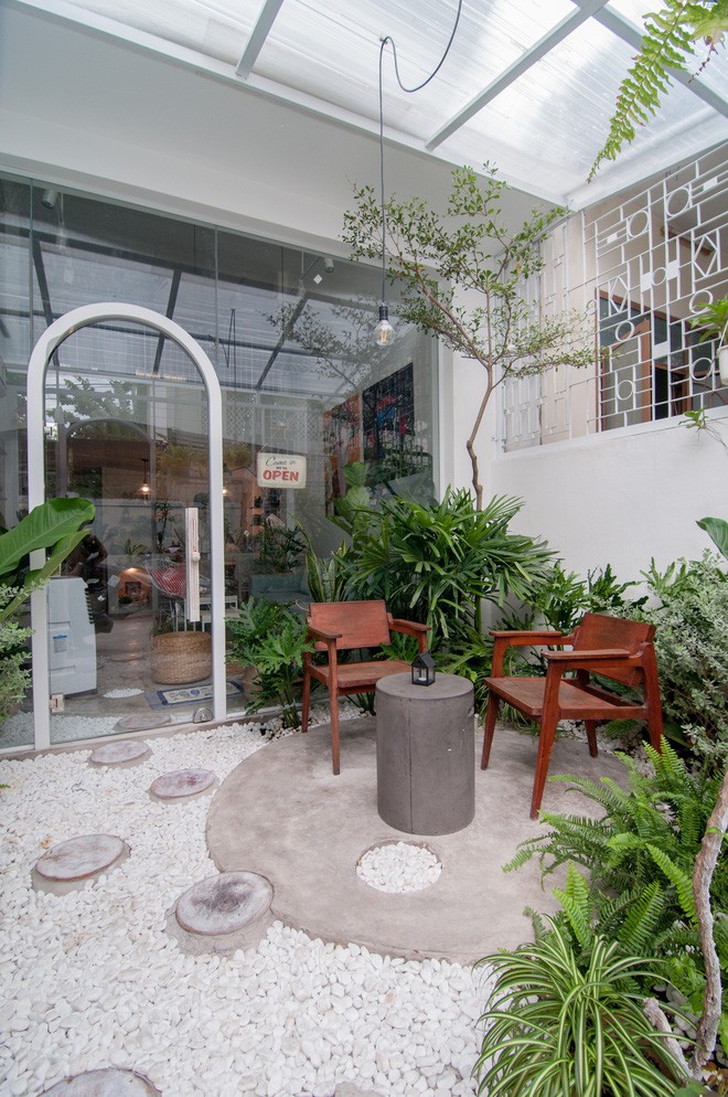 Tường kính và khu vườn xanh xinh xắn khiến người ta khó có thể rời mắt.