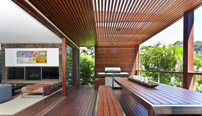 Thêm một chiếc bàn và bạn có ngay không gian thưởng thức bữa ăn ngoài trời.