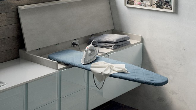 Không gian là ủi được ẩn giấu bên trong một phòng tắm hiện đại