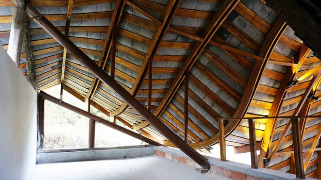 Độ cong của gỗ tạo nên vẻ đẹp độc đáo cho mái nhà.