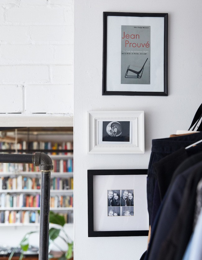 Những đường viền của vật dụng trang trí, của nội thất được vợ chồng gia chủ lựa chọn màu đen giúp không gian nhỏ nổi bật và bắt mắt hơn.