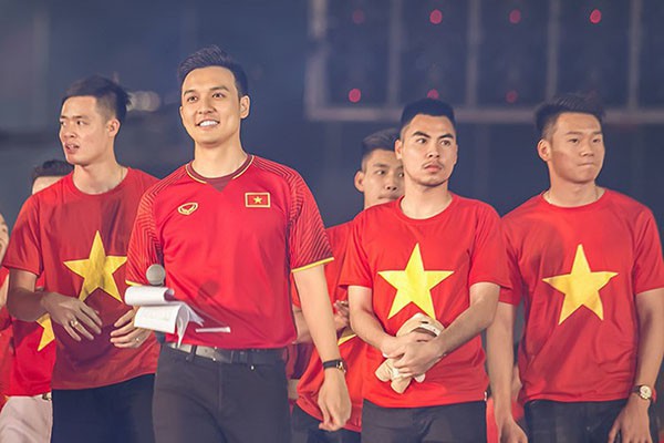 Năm 2018, Thi&ecirc;n Vũ từng c&oacute; dịp giao lưu với c&aacute;c cầu thủ U23 trong một sự kiện tại TP.HCM. Anh hiện tại đảm nhận c&ocirc;ng việc bi&ecirc;n tập vi&ecirc;n, MC mảng Tin tức của Đ&agrave;i truyền h&igrave;nh TP.HCM.