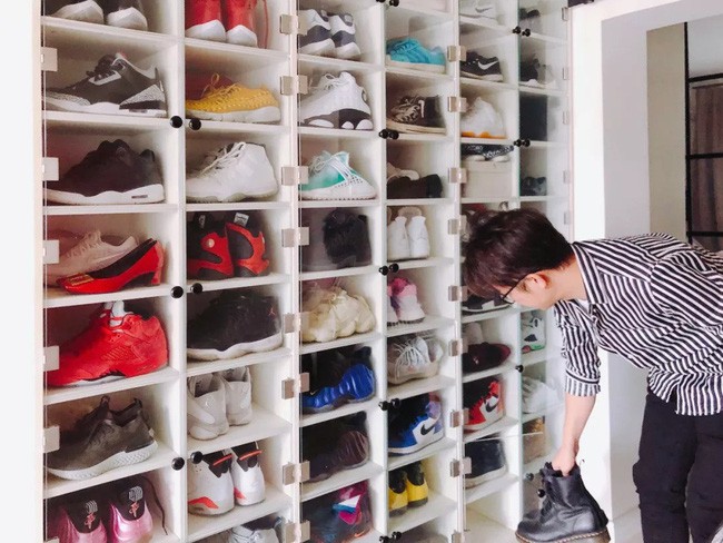 Khoảng tường nối liền phòng khách và phòng ngủ được anh Allen tận dụng để cất trữ giày dép của mình.