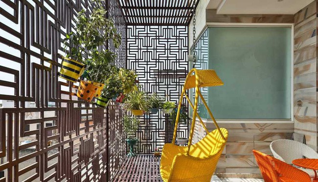 Cảm giác hoàn toàn tự do, thoải mái khi ngồi trên ghế ở ban công.