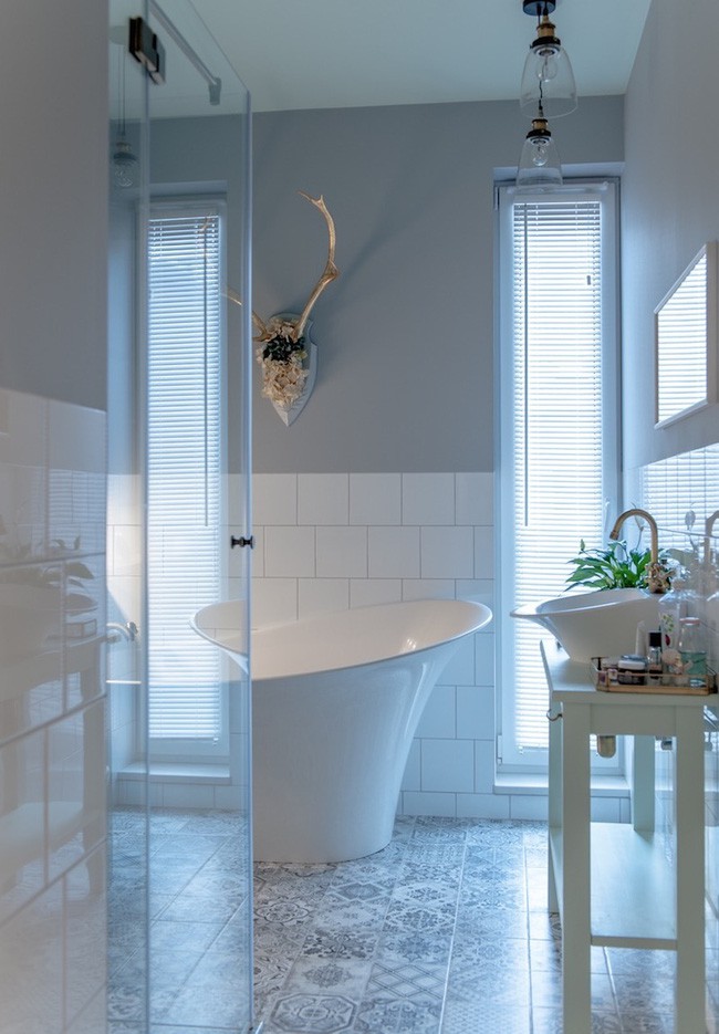 Cửa kính che lối vào phòng ngủ và phòng tắm.