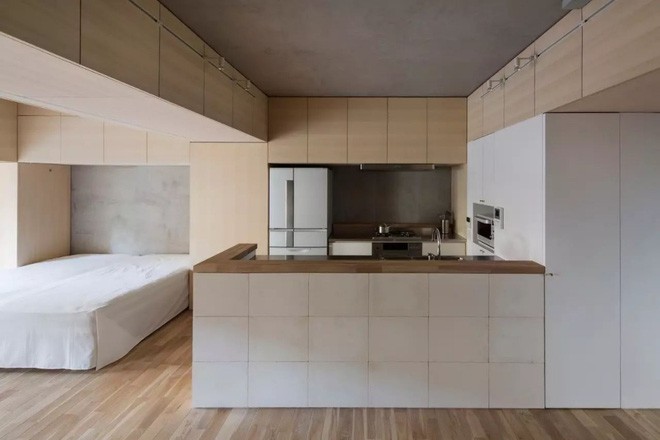 Khu vực nghỉ ngơi được bố trí ngay cạnh nơi nấu nướng, tách biệt bằng chính bar với hệ thống các ngăn tủ hình ô vuông hiện đại và bắt mắt.