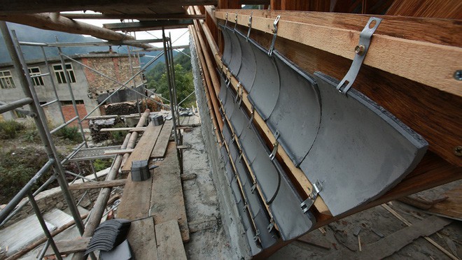 Ngói cũng được lợp theo cách đặc biệt.