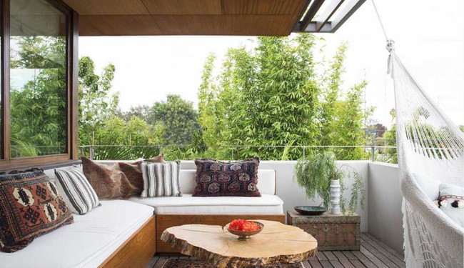 Cung cấp cho ban công một điểm nhấn với sự kết hợp bàn ghế bắt mắt.