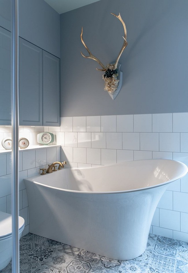 Bồn tắm độc đáo với đồ trang trí là đầu hươu sao cách điệu đã đem đến cho không gian sự thư giãn, thoải mái nhất.