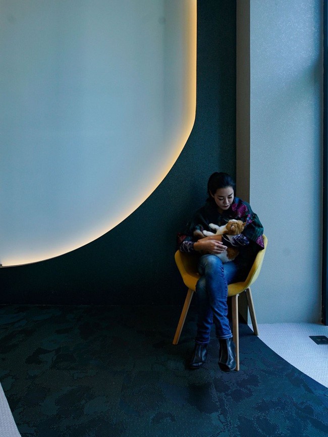 Nền nhà hay những mảng tường đều góp phần tạo nên vẻ đẹp đặc biệt cho ngôi nhà.